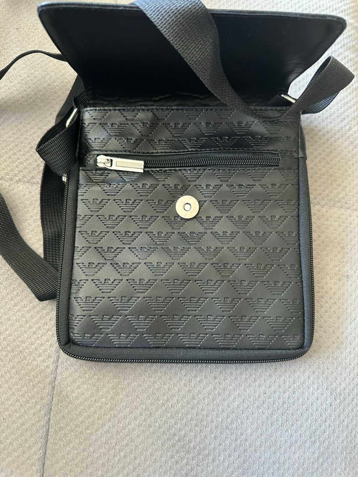 Giorgio Armani schoudertas - Zo goed als nieuw, Ophalen of Verzenden, Zo goed als nieuw, Zwart, Schoudertasje