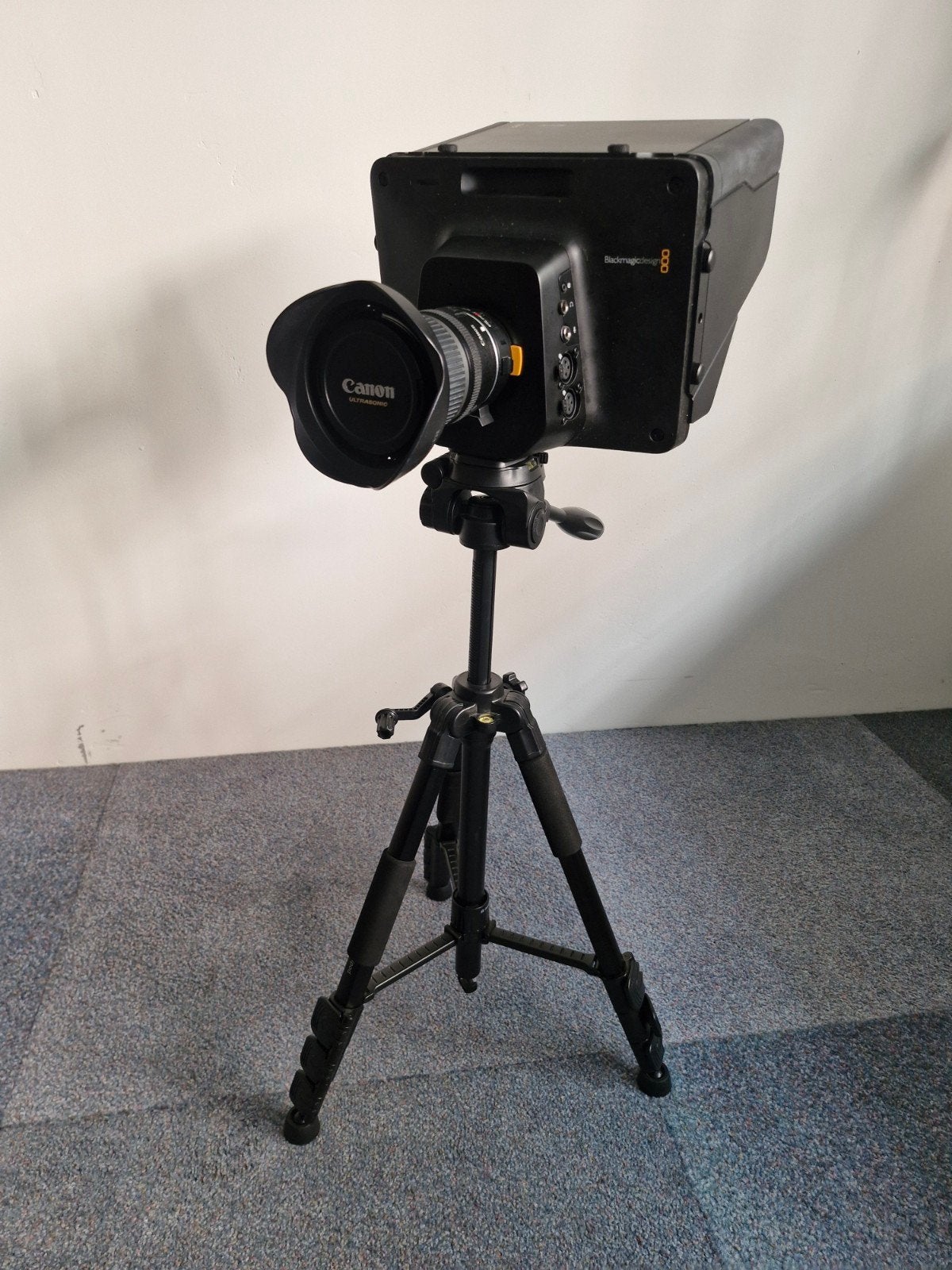 Blackmagic Studio Camera 2 met Canon EF-S 10-22mm lens, Gebruikt, Ophalen of Verzenden, Cinemacamera, Lensdop