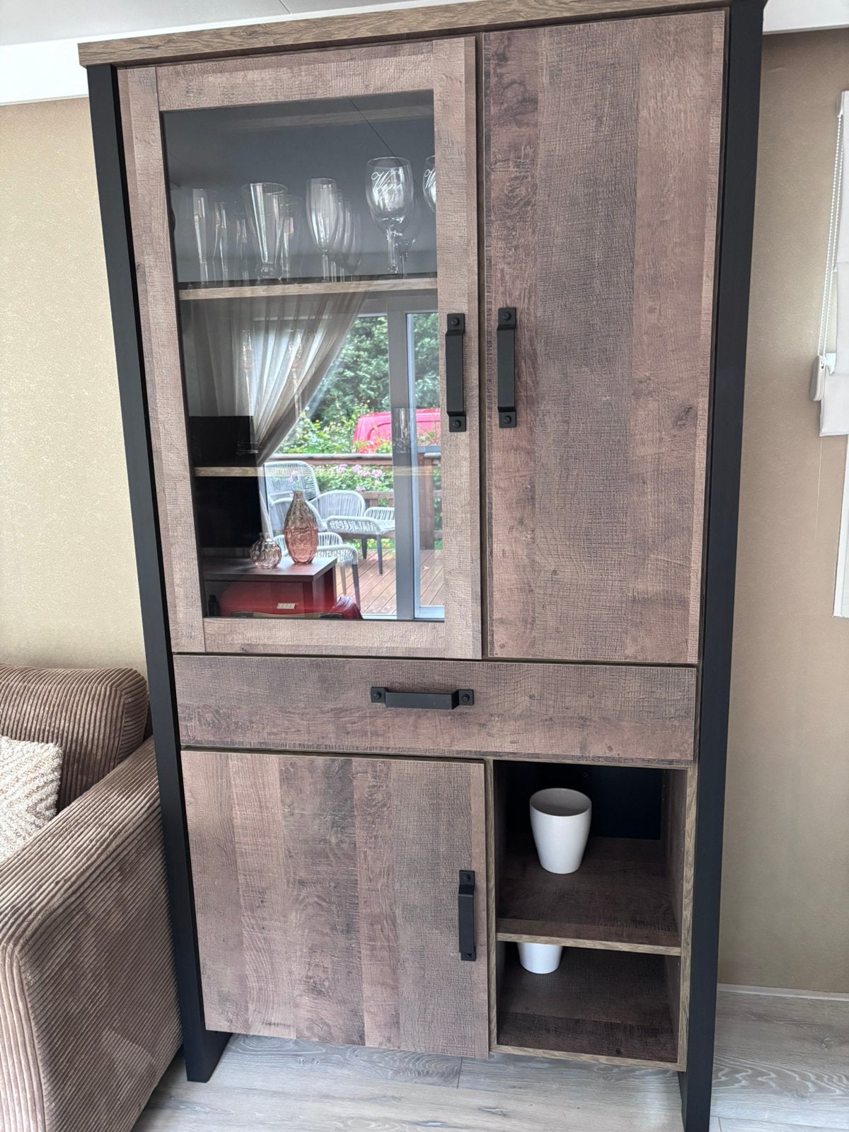 Vitrinekast als nieuw, merk Eerbeek, Huis en Inrichting, 100 tot 150 cm, Met lade(s), Zo goed als nieuw, 150 tot 200 cm