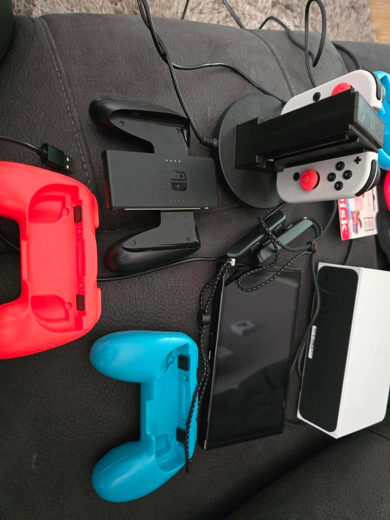 Nintendo Switch OLED met extra controllers en accessoires, Zo goed als nieuw, Met 3 controllers of meer, Met harde schijf, Switch OLED