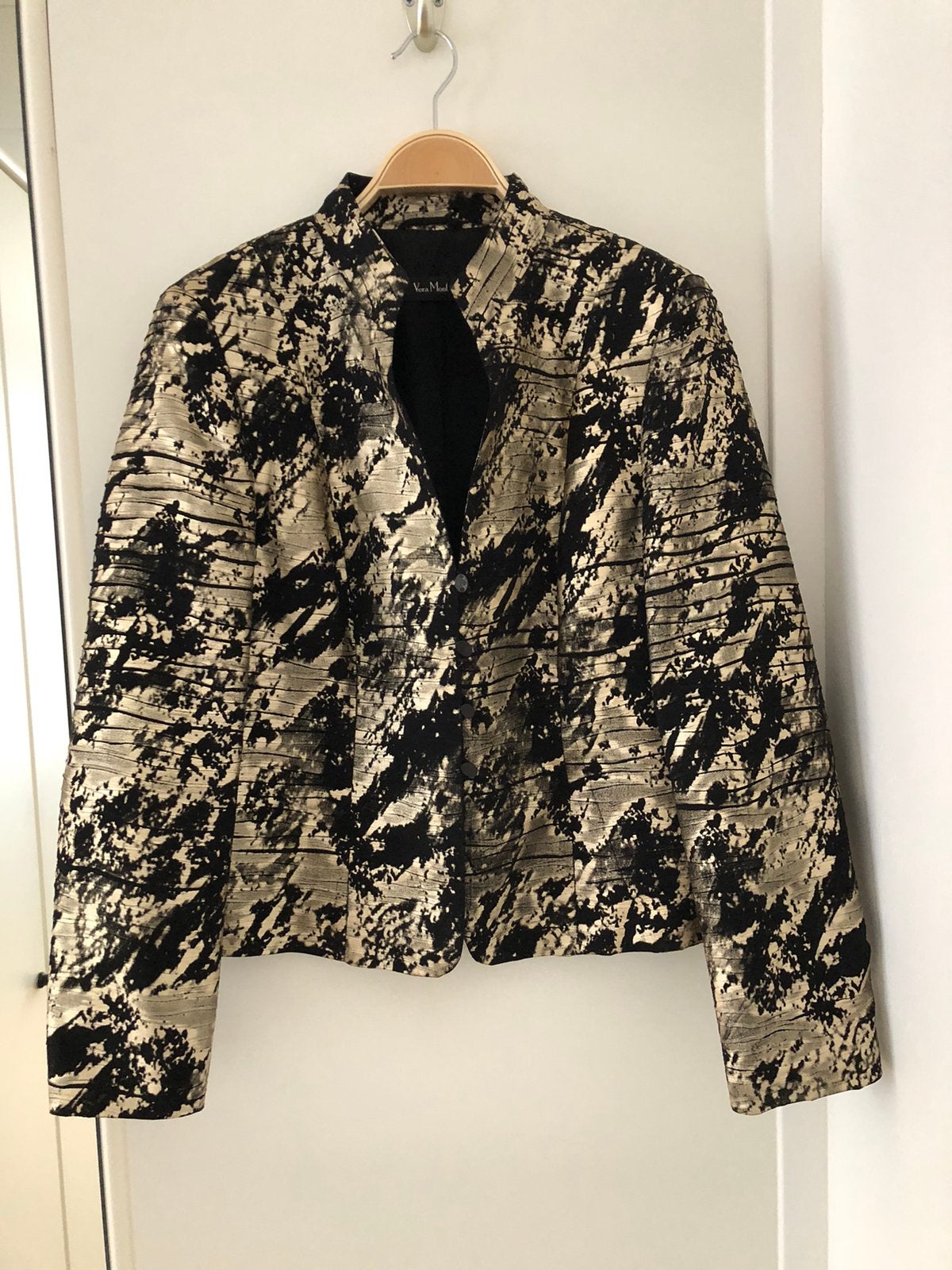 Charmant jasje zwart/ goud, Kleding | Dames, Jasjes, Kostuums en Pakken, Zwart, Maat 42/44 (L), Ophalen of Verzenden, Zo goed als nieuw