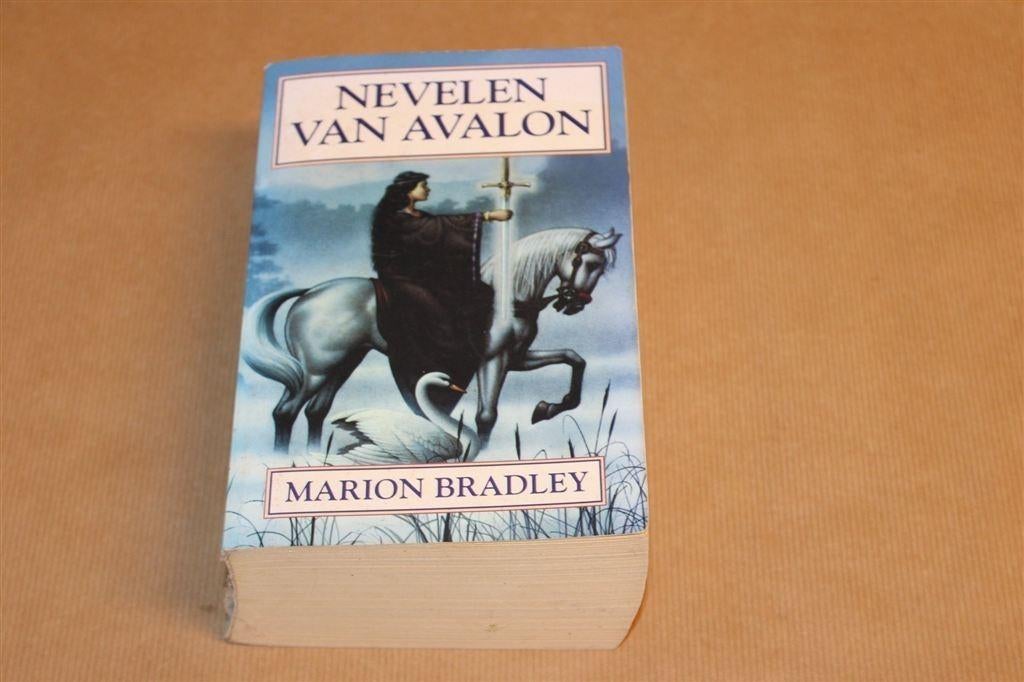 Bradley — Nevelen van Avalon, Dik Epos Koning Arthur, Boeken, Ophalen of Verzenden, Gelezen