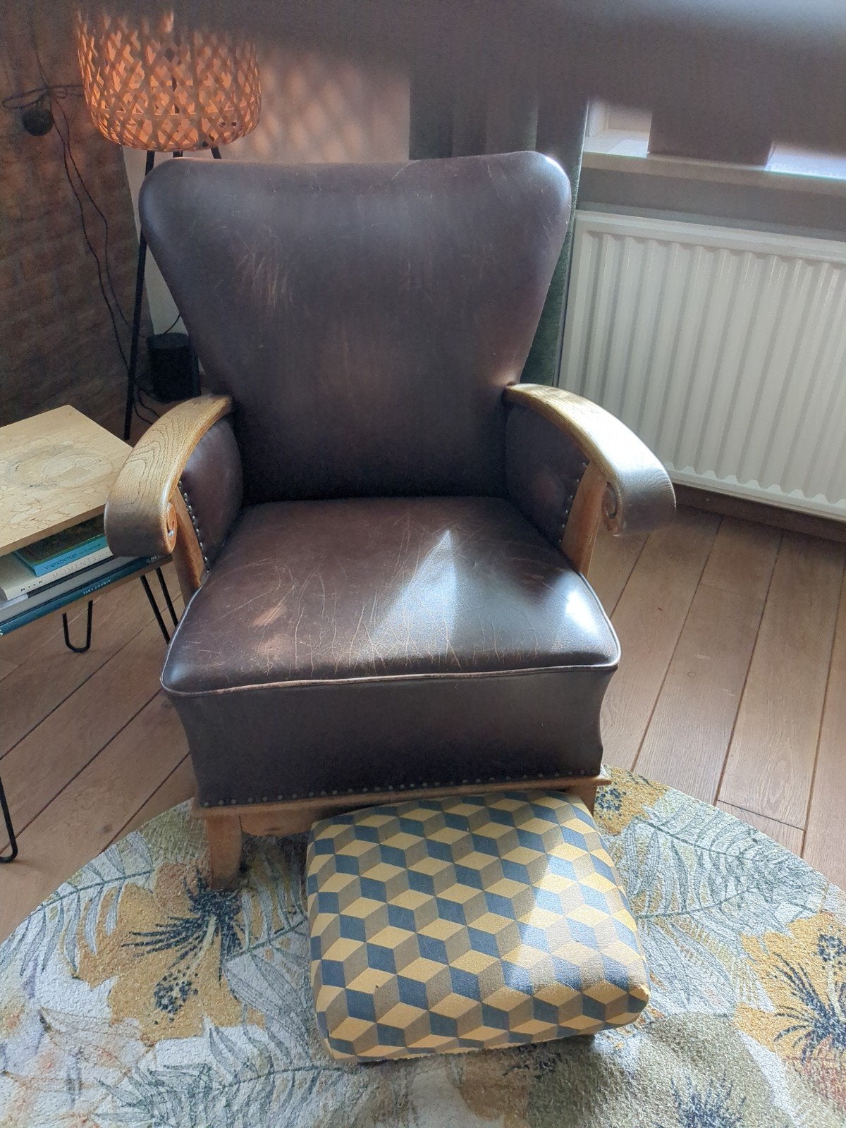 Bruine leren fauteuil met houten armleuningen, Ophalen, Gebruikt, 75 tot 100 cm, Klassiek, Vintage