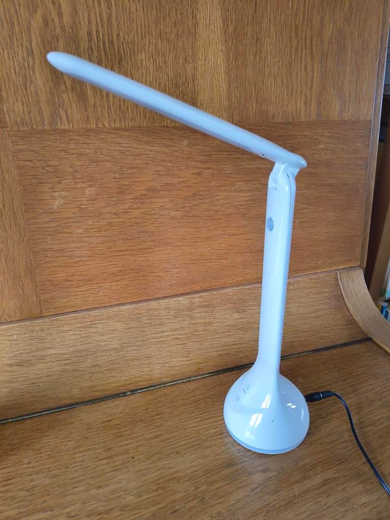 Witte LED Bureaulamp - Verstelbaar en Modern Design, Huis en Inrichting, Lampen | Tafellampen, Zo goed als nieuw, Minder dan 50 cm