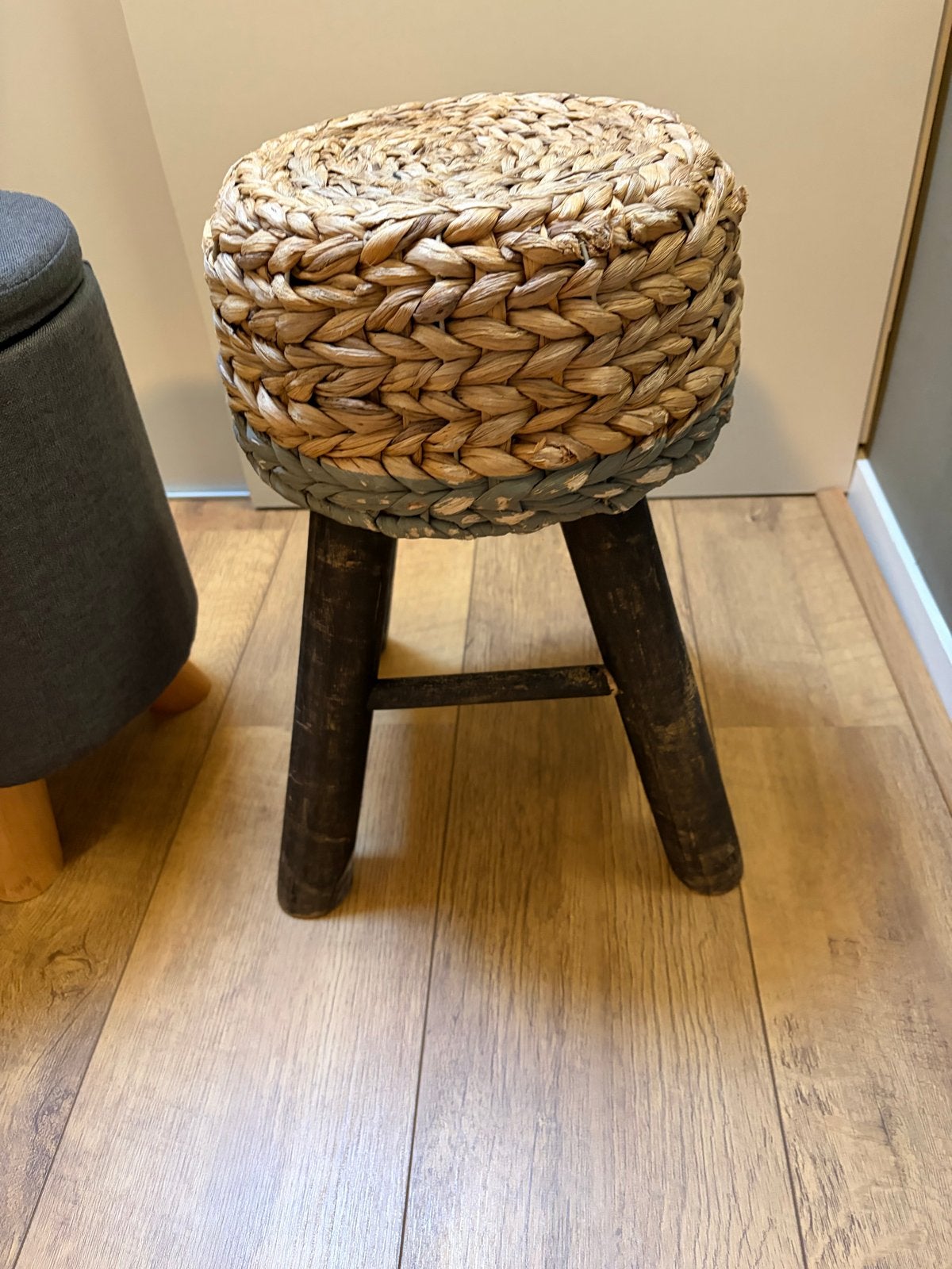 Rotan krukje met houten poten, Huis en Inrichting, Ophalen, Gebruikt, Overige materialen