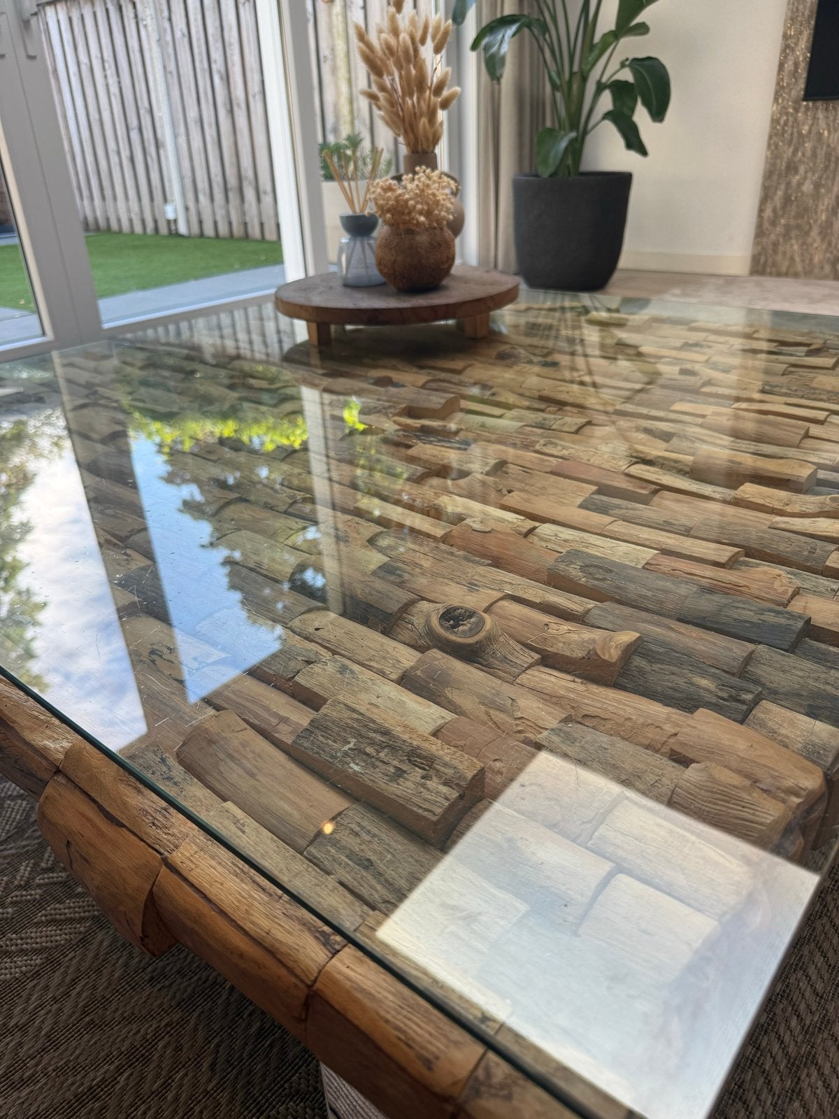 Foto 4 van salontafel van Rofra Home met glazen blad en houten mozaïek