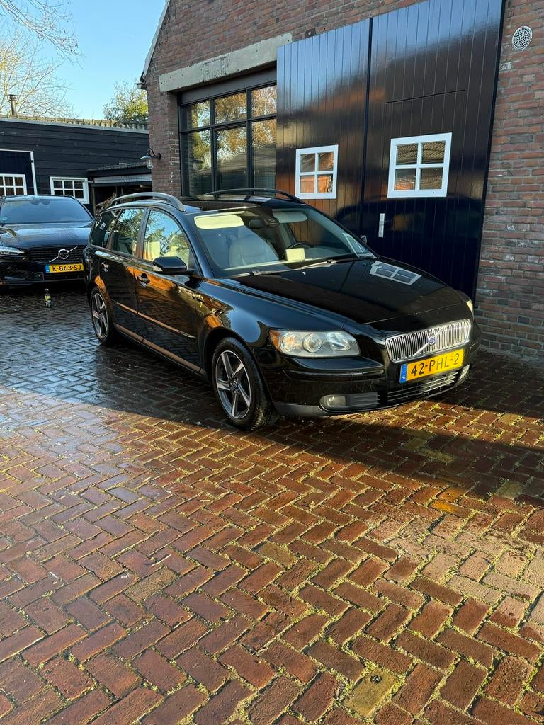 Volvo V50 2.4 140PK Geartronic momentum 2004 Zwart, Beige, 700 kg, Zwart, 11 km/l