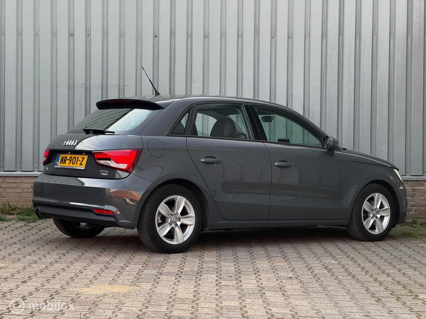 Audi A1 Sportback 1.0 TFSI | Stoelverw | Leder | 5DRS, Voorwielaandrijving, 95 pk, 4 stoelen, Zilver of Grijs
