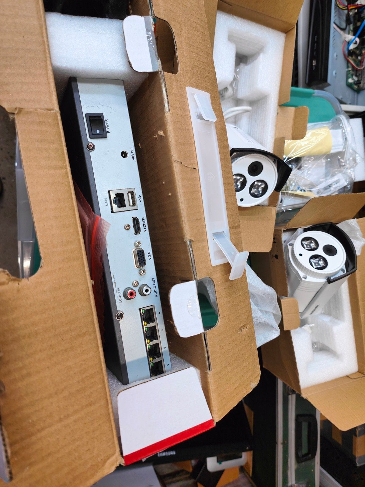 Hikvision NVR 4K 4POE + 2 cameras, Ophalen of Verzenden, Zo goed als nieuw