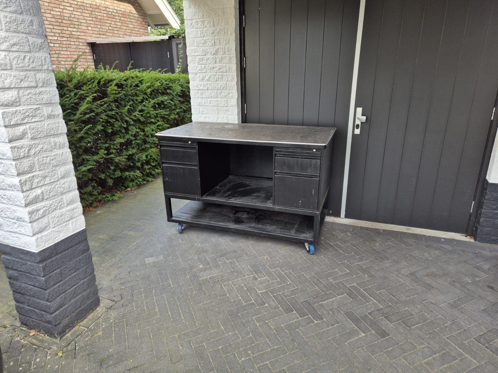 Foto 3 van Robuuste werkbank met lades en wielen