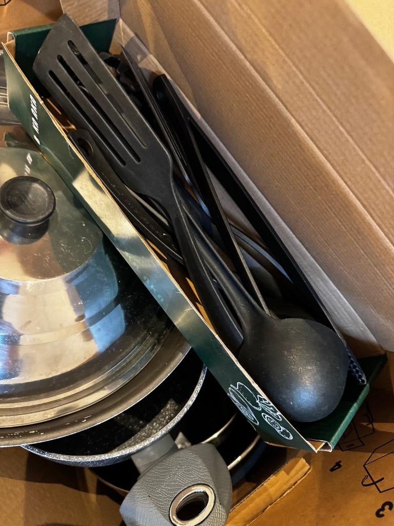 Boxes with kitchen utensils, Ophalen, Zo goed als nieuw