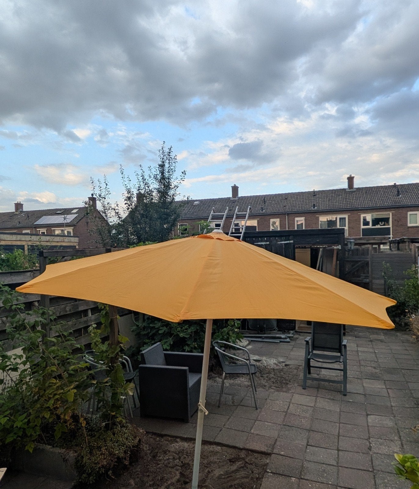 Licht oranje tuinparasol met slinger – rond model, Ophalen, Gebruikt