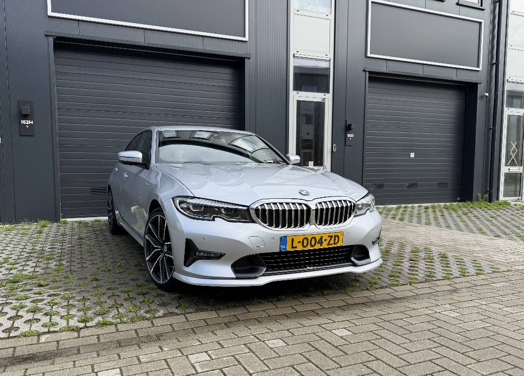 BMW 318i Sport Line | 19" 797M | Camera | Carplay, Automaat, Achterwielaandrijving, Zwart, Origineel Nederlands
