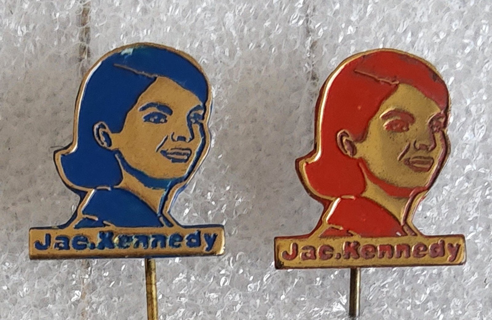 2 Speldjes Jac. Kennedy - Vintage Collectie, Verzamelen, Ophalen of Verzenden, Gebruikt, Overige onderwerpen, Speldje of Pin