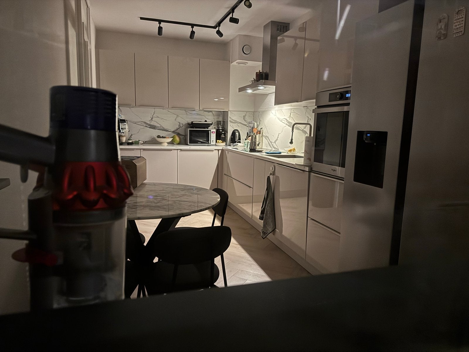 Nobilia hoogglans zandkleur keuken met Whirlpool apparatuur, Huis en Inrichting, Keuken | Complete keukens, Gebruikt, Overige materialen
