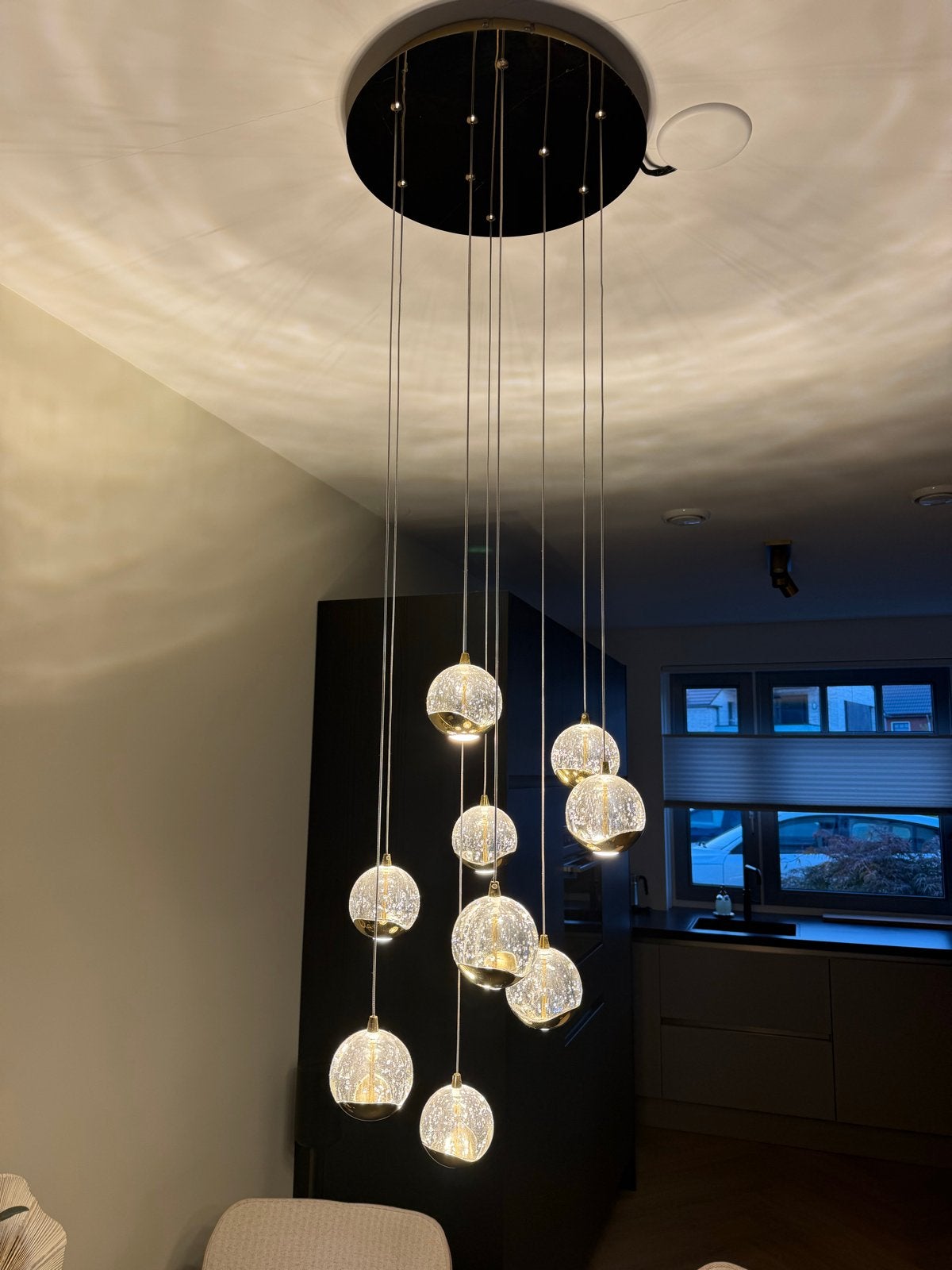 Moderne LED hanglamp met 9 glazen bollen, goudkleurig, Ophalen of Verzenden, Zo goed als nieuw, Glas, Overige fittingen