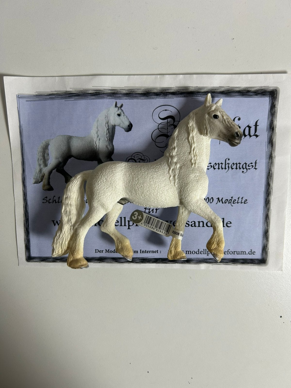 Schleich witte fries 82867, Ophalen of Verzenden, Zo goed als nieuw, Paard, Beeldje of Figuurtje