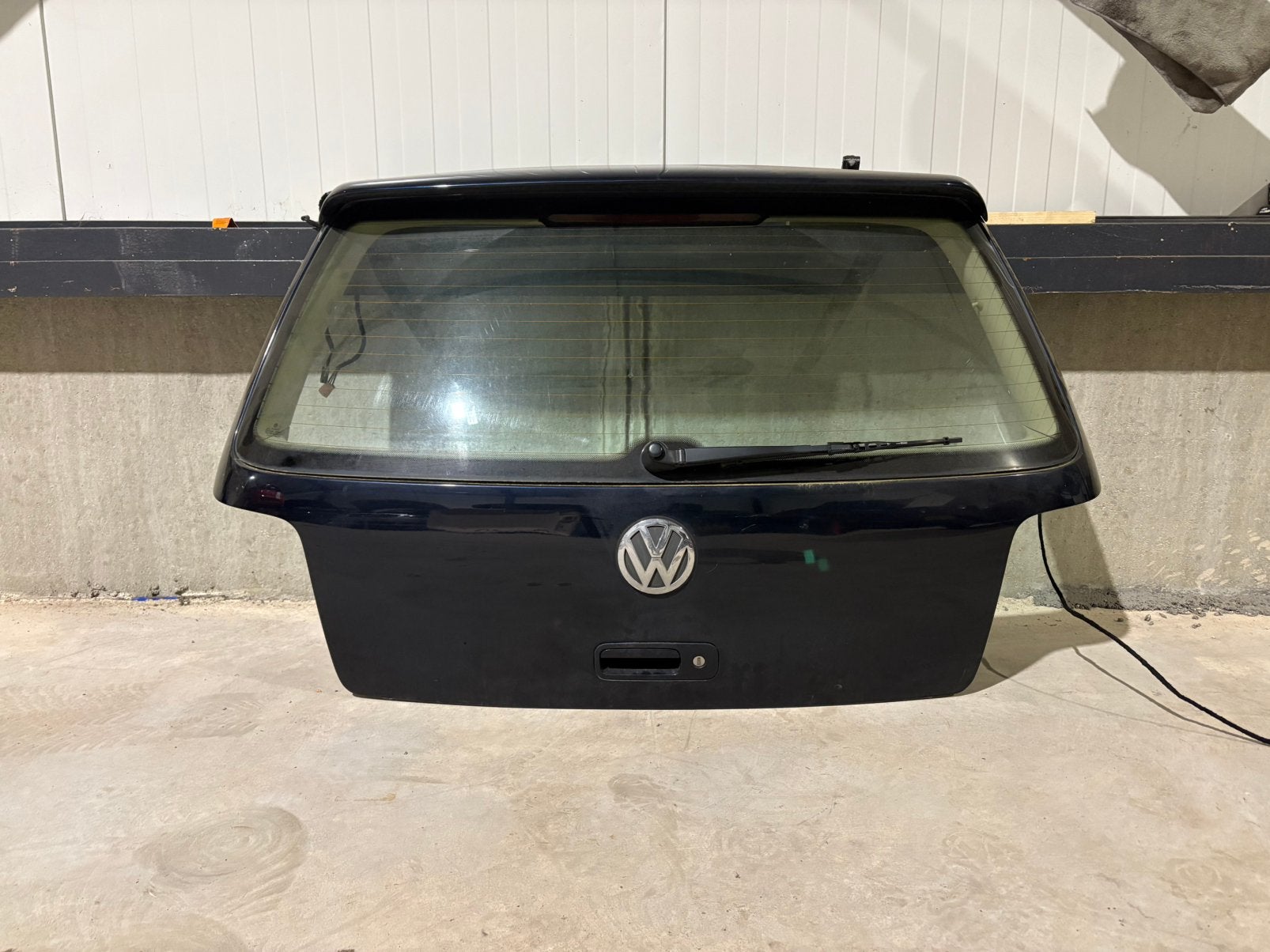 VW Golf 4 achterklep met spoiler (origineel vw), Ophalen, Achterklep