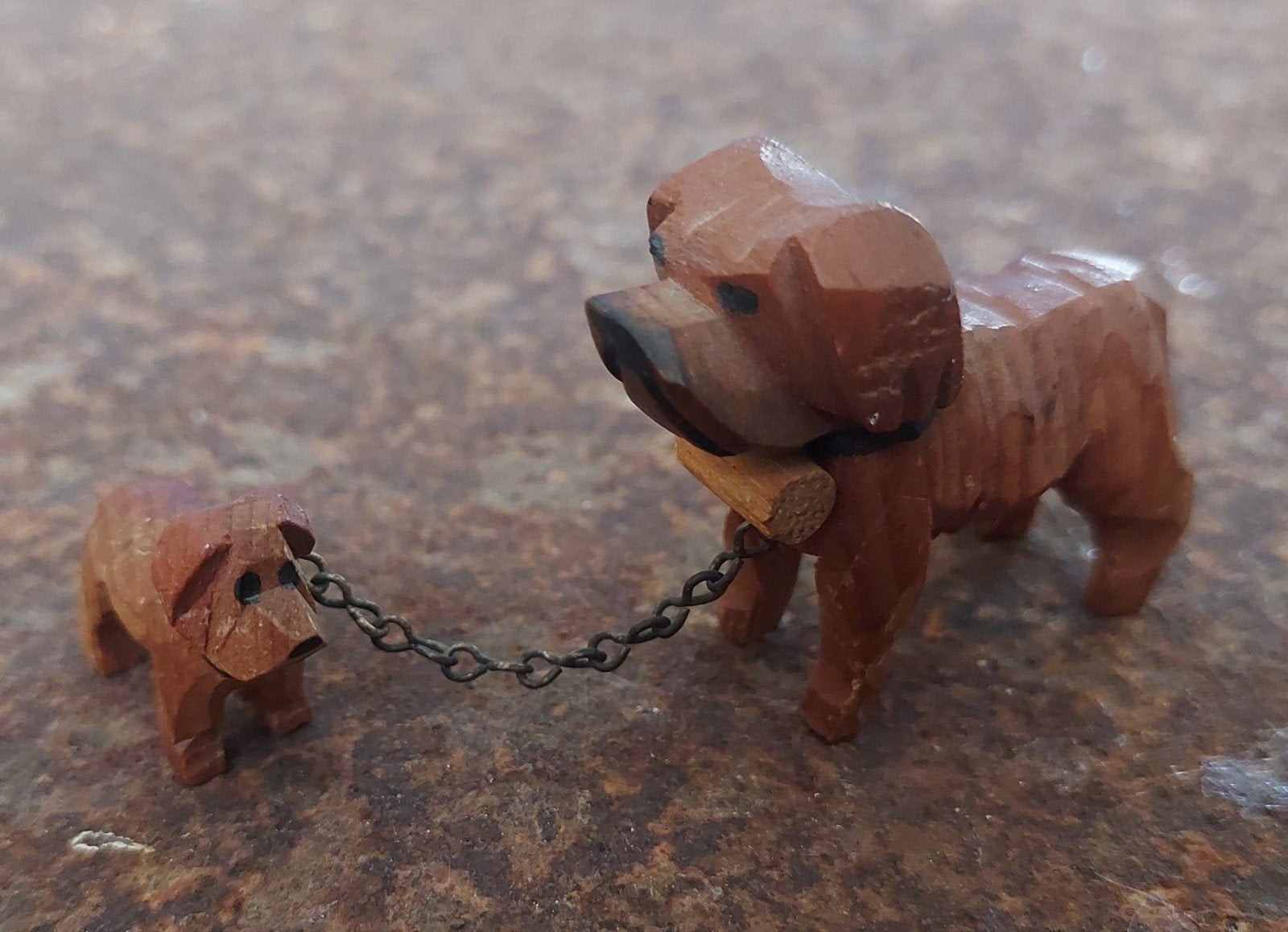Vintage handgesneden Sint Bernard hond  met puppy,, Houtsnijwerk, Minder dan 20 cm, Ophalen of Verzenden, Handgemaakt