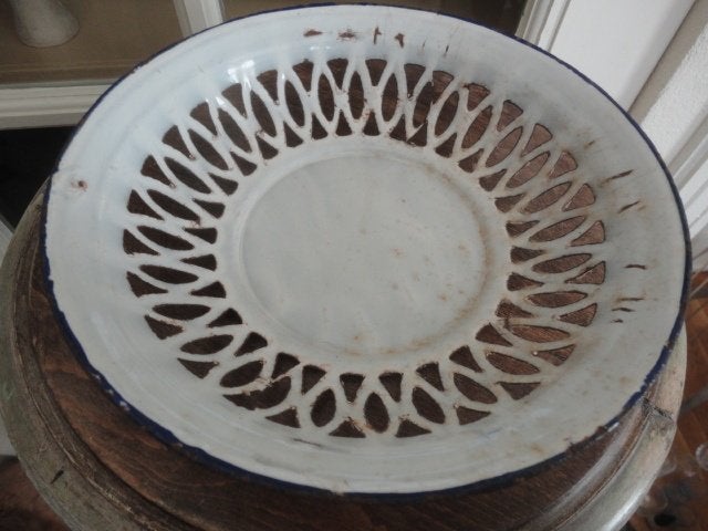 antieke WITTE EMAILLE OPENGEWERKTE SCHAAL met BLAUWE RAND, Antiek en Kunst, Ophalen of Verzenden
