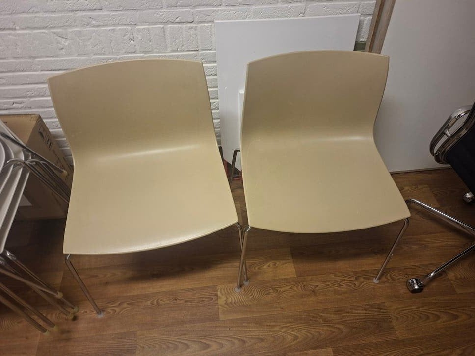 2x Arper Catifa Italiaanse design stoelen - Beige (60cm), Huis en Inrichting, Ophalen