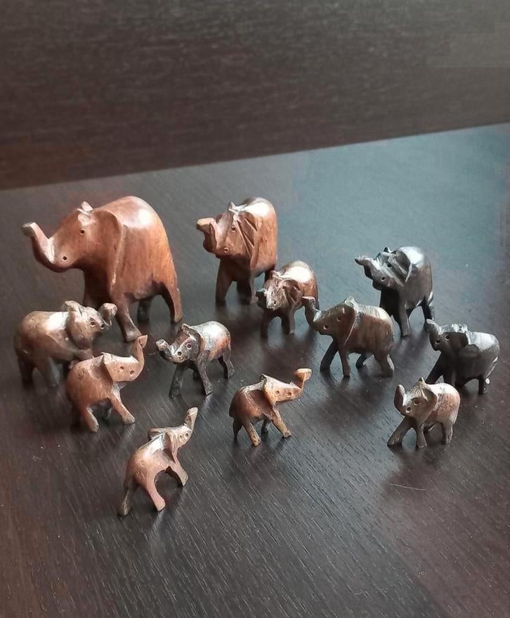 Antieke sculpturen van een kudde olifanten gemaakt va houten, Antiek en Kunst, Kunst | Beelden en Houtsnijwerken, Ophalen of Verzenden