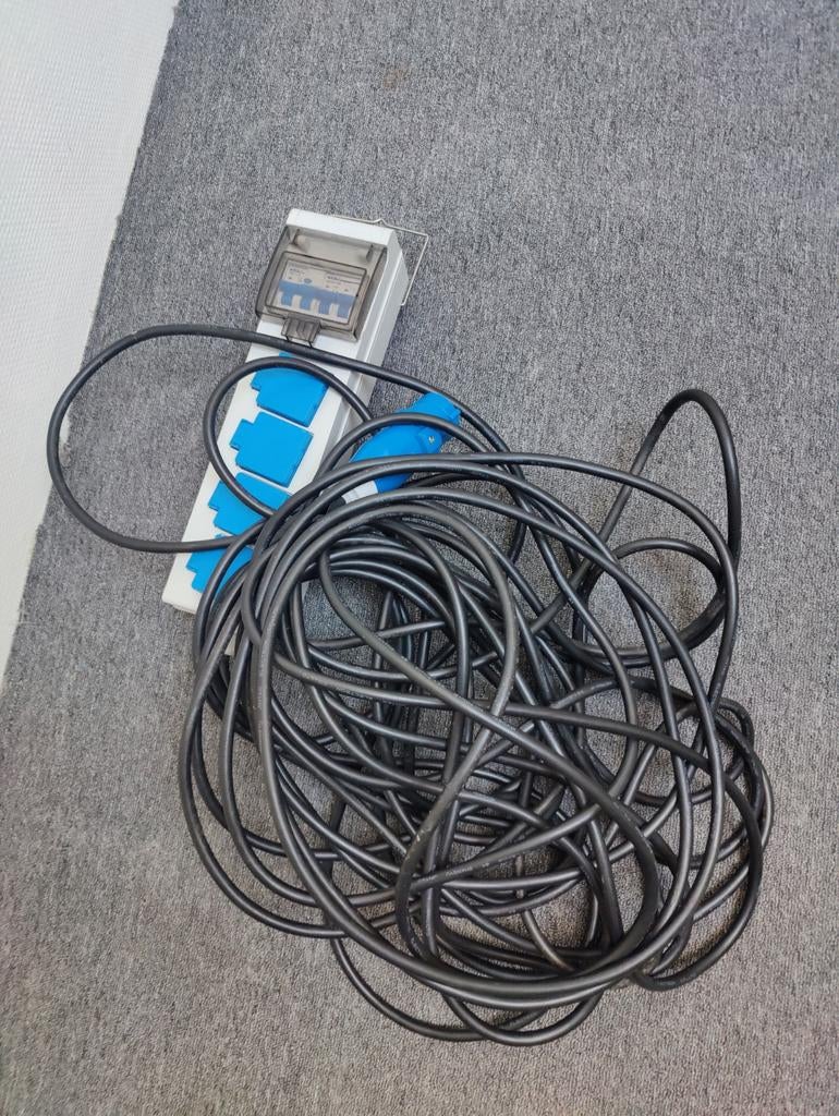 Camping stekkerdoos met 4 stopcontacten, 20m kabel, Caravans en Kamperen, Kampeeraccessoires, Gebruikt, Ophalen
