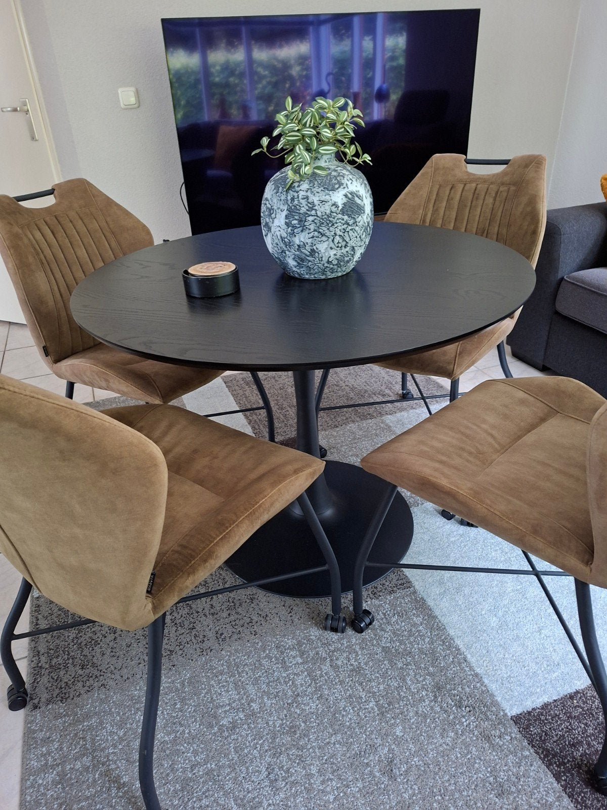 Leuke zwarte tafel met 4 olijfgroene stoelen, Huis en Inrichting, Tafels | Eettafels, Ophalen, 100 tot 150 cm, Rond, 50 tot 100 cm