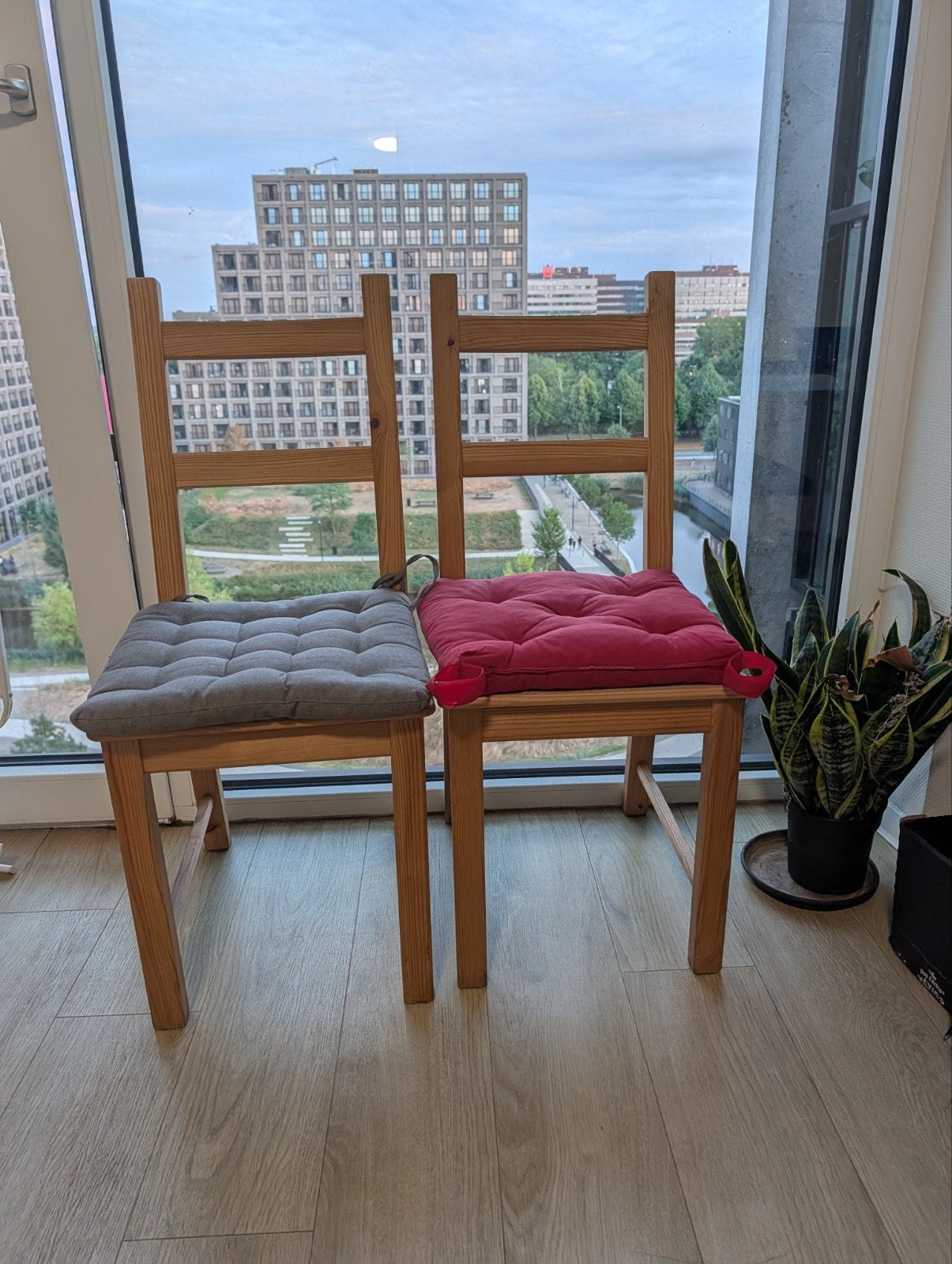 Two wooden chairs with cushions, Huis en Inrichting, Stoelen, Ophalen, Hout, Twee, Bruin