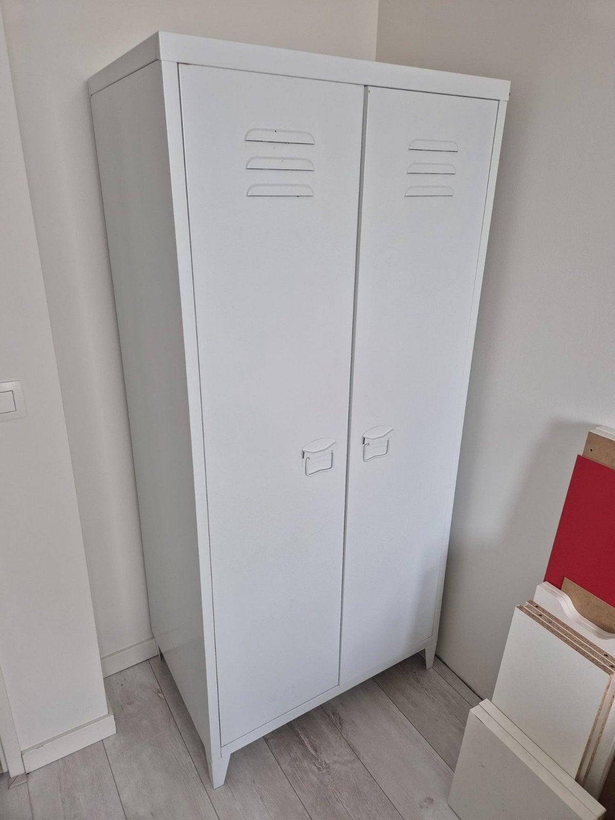 Metalen Opbergkast - Wit, met legplank, Huis en Inrichting, Ophalen, Gebruikt, Industrieel, Modern