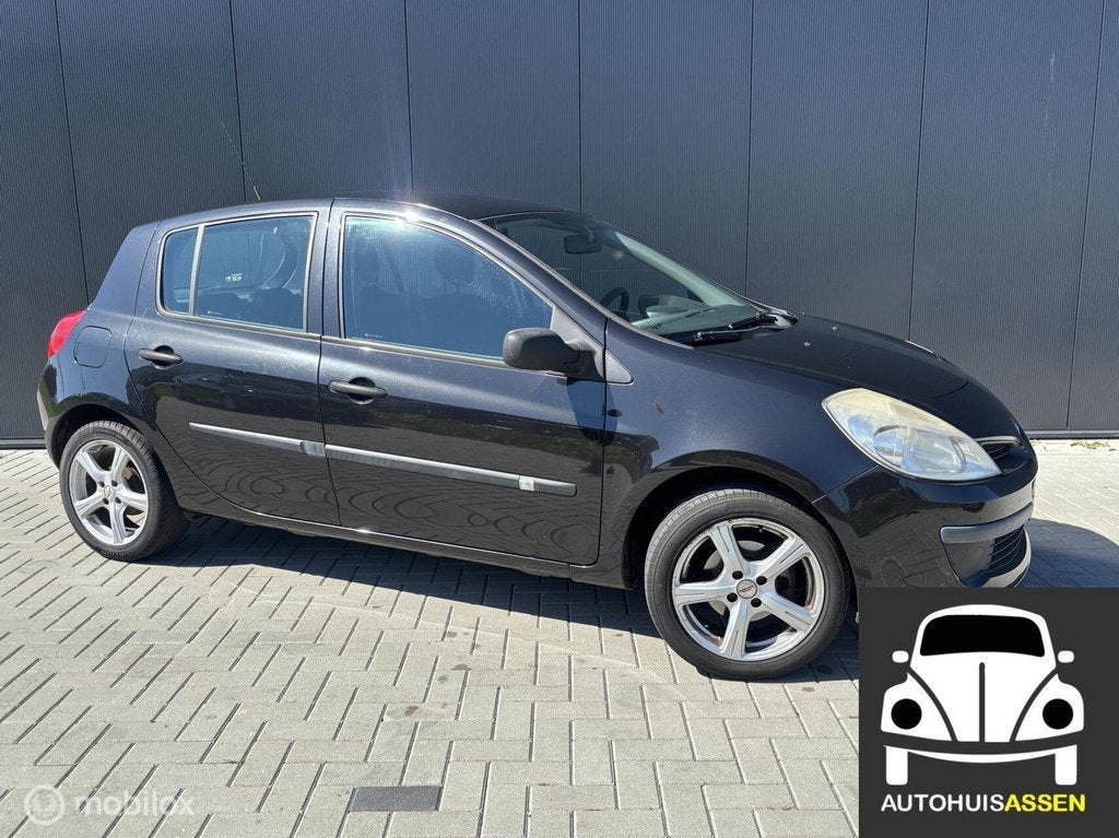Renault Clio 1.2 TCE Expression, Voorwielaandrijving, Gebruikt, 4 cilinders, Zwart