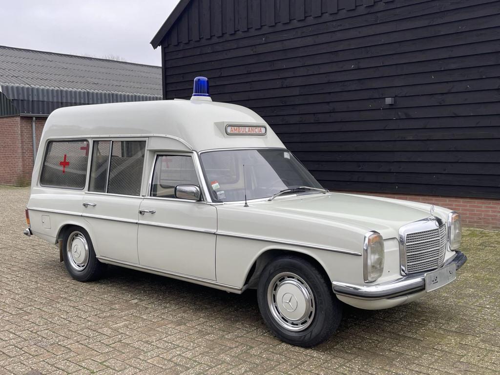 Mercedes-Benz 240 D Ambulance Krankenwagen W115, Auto's, Oldtimers, Achterwielaandrijving, Zwart, Wit, Mercedes-Benz