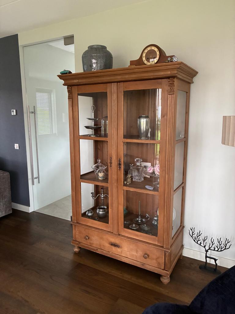 Oudgrenen vitrinekast met glazen deuren, Huis en Inrichting, Kasten | Vitrinekasten, Gebruikt, 100 tot 150 cm, Ophalen of Verzenden