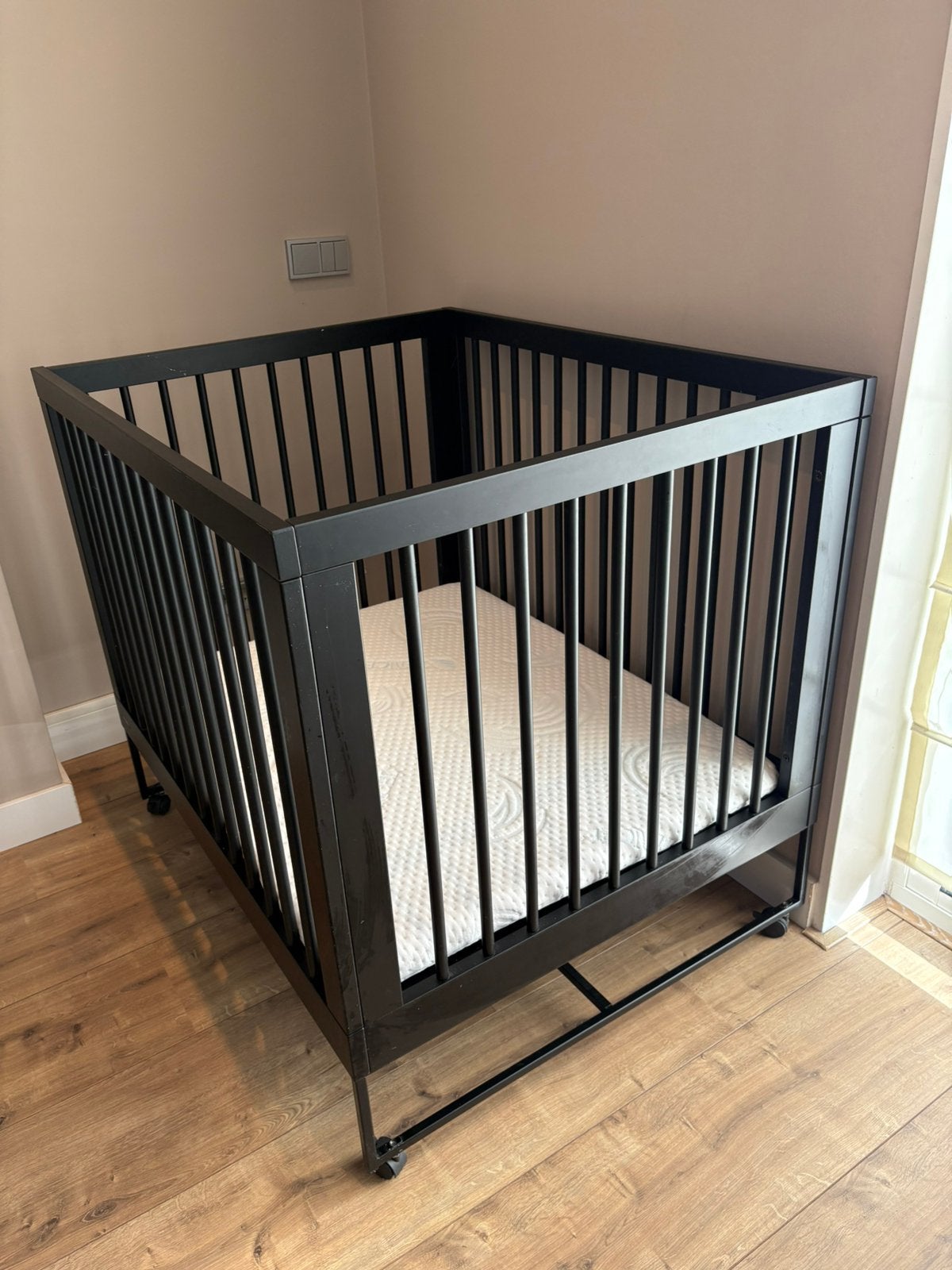 Kidsmill box zwart, Kinderen en Baby's, Boxen, Ophalen, Gebruikt, Wieltjes