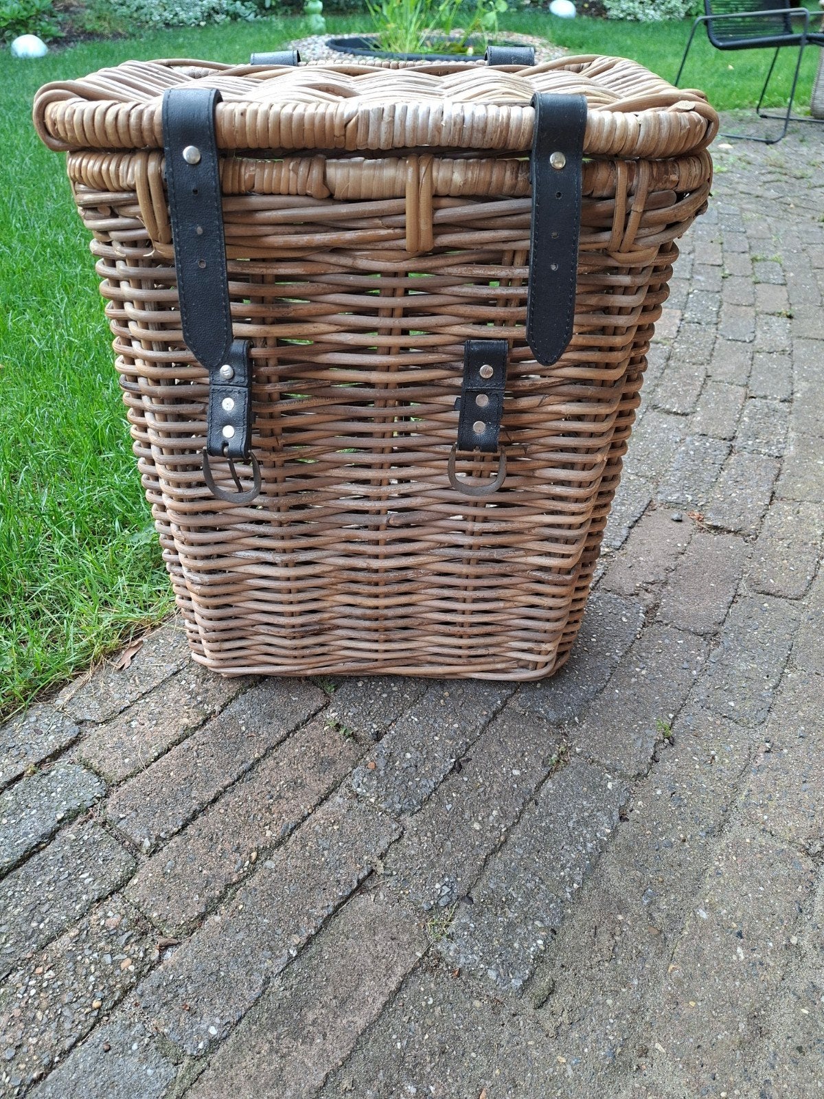 wasmand van riet met lederen sluiting h49cm  b40 d27, Ophalen, Mand, Zo goed als nieuw, Riet