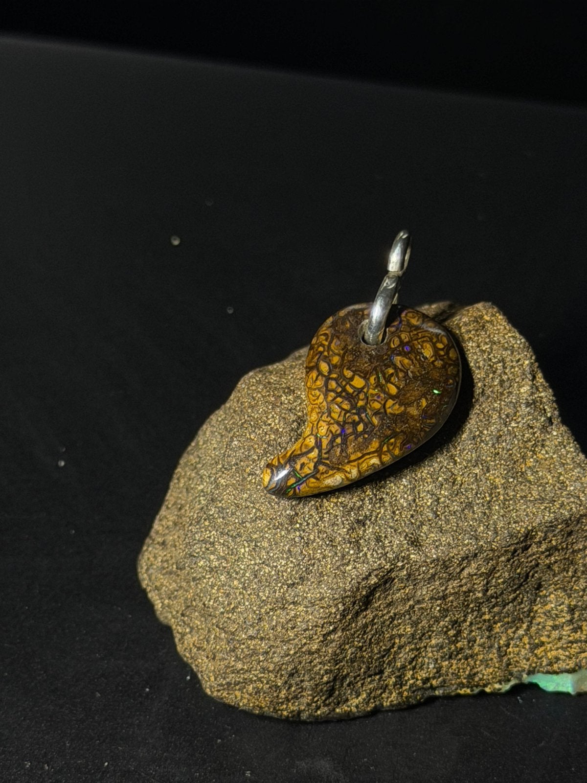 Handgemaakte Australische boulder opaal hanger, Ophalen of Verzenden, Zo goed als nieuw, Blauw, Steen of Mineraal