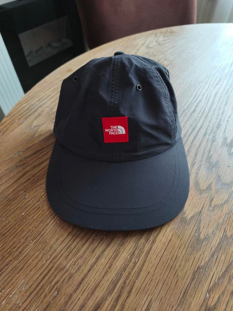 The North Face pet Red Box, Ophalen of Verzenden, Zo goed als nieuw