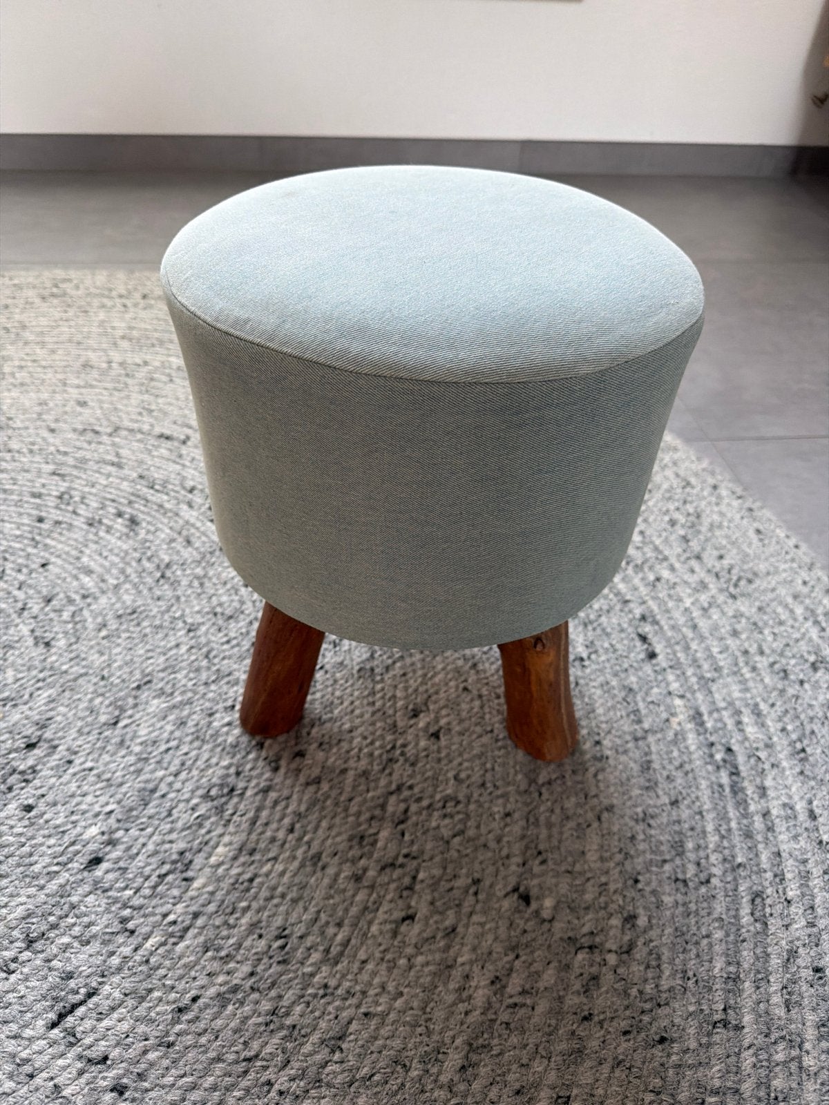 Lichtblauwe poef met 3 houten pootjes, Ophalen, Gebruikt, Rond, Minder dan 50 cm