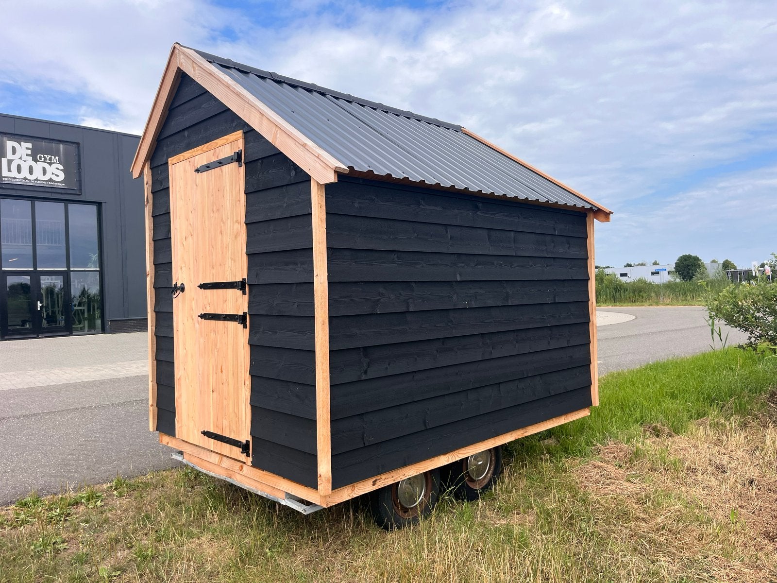 Compacte houten schuilhok of verkoop wagen bij u aan de weg