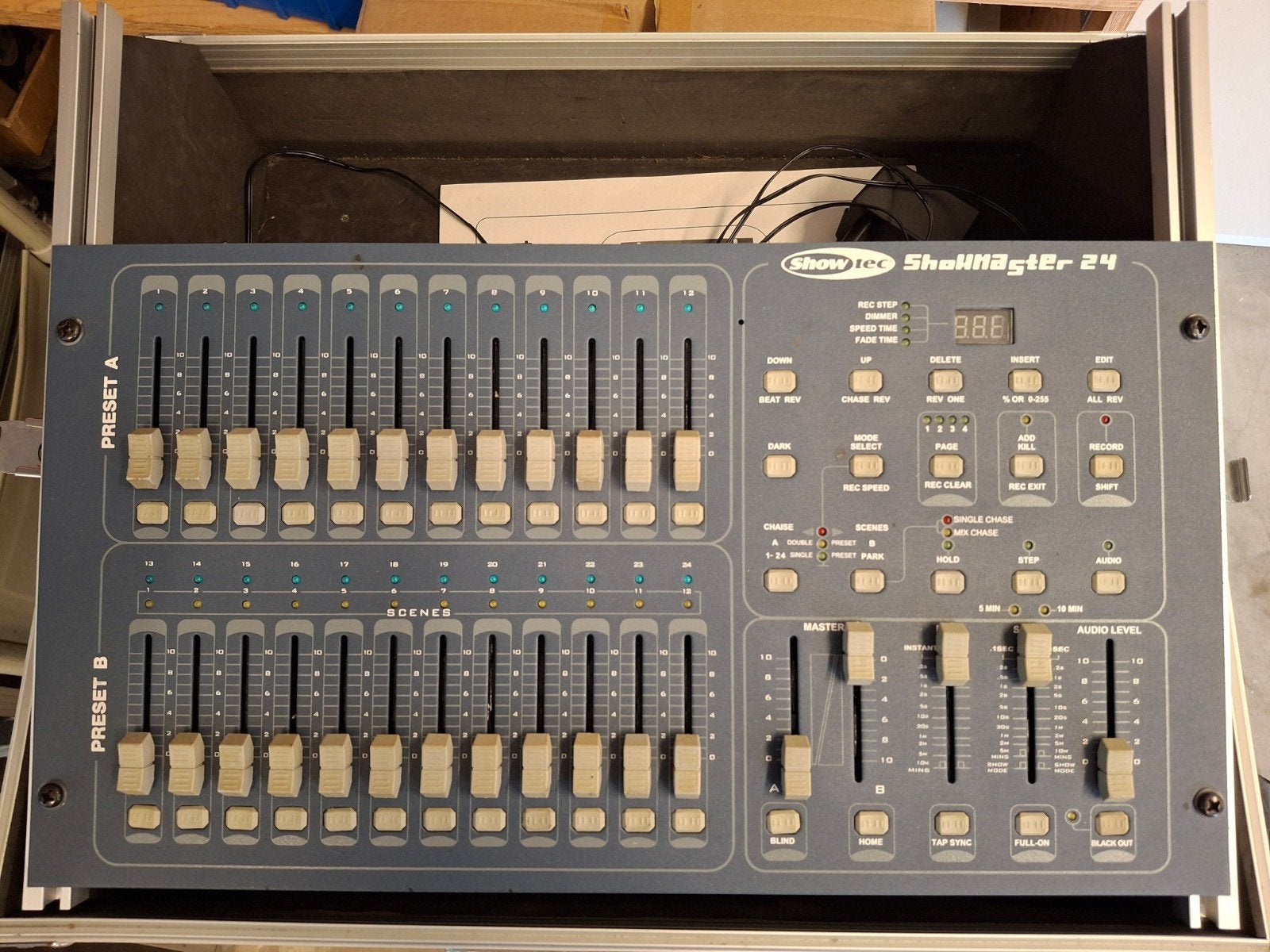 Showtec Showmaster 24 DMX Controller in Flightcase, Ophalen of Verzenden, Gebruikt, 20 kanalen of meer