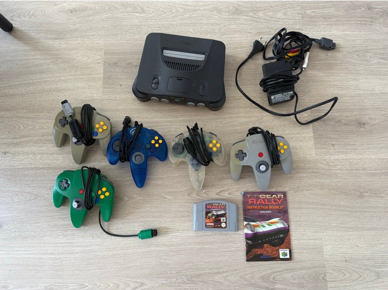 Nintendo 64 + 5 controllers & Game, Spelcomputers en Games, Spelcomputers | Nintendo 64, Ophalen of Verzenden, Met 3 controllers of meer