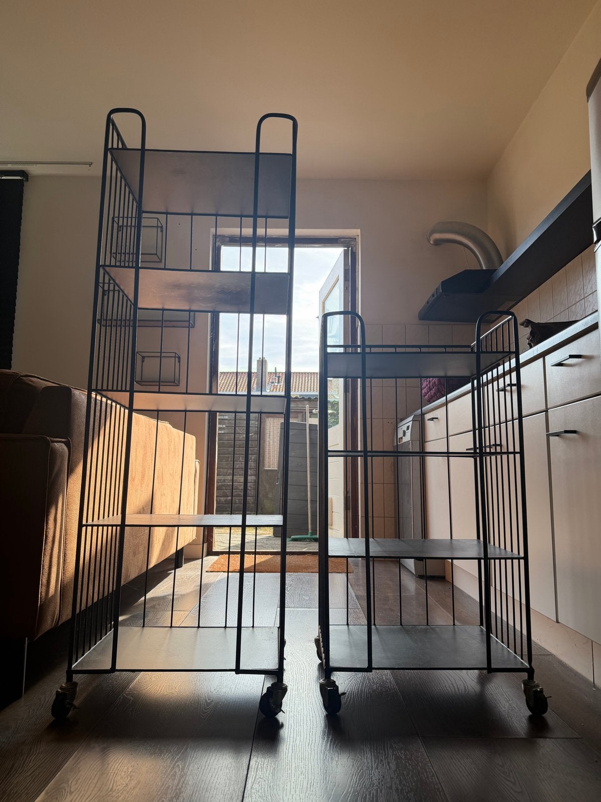 Set van 2 vintage metalen trolley rekken op wielen, Ophalen of Verzenden, Gebruikt