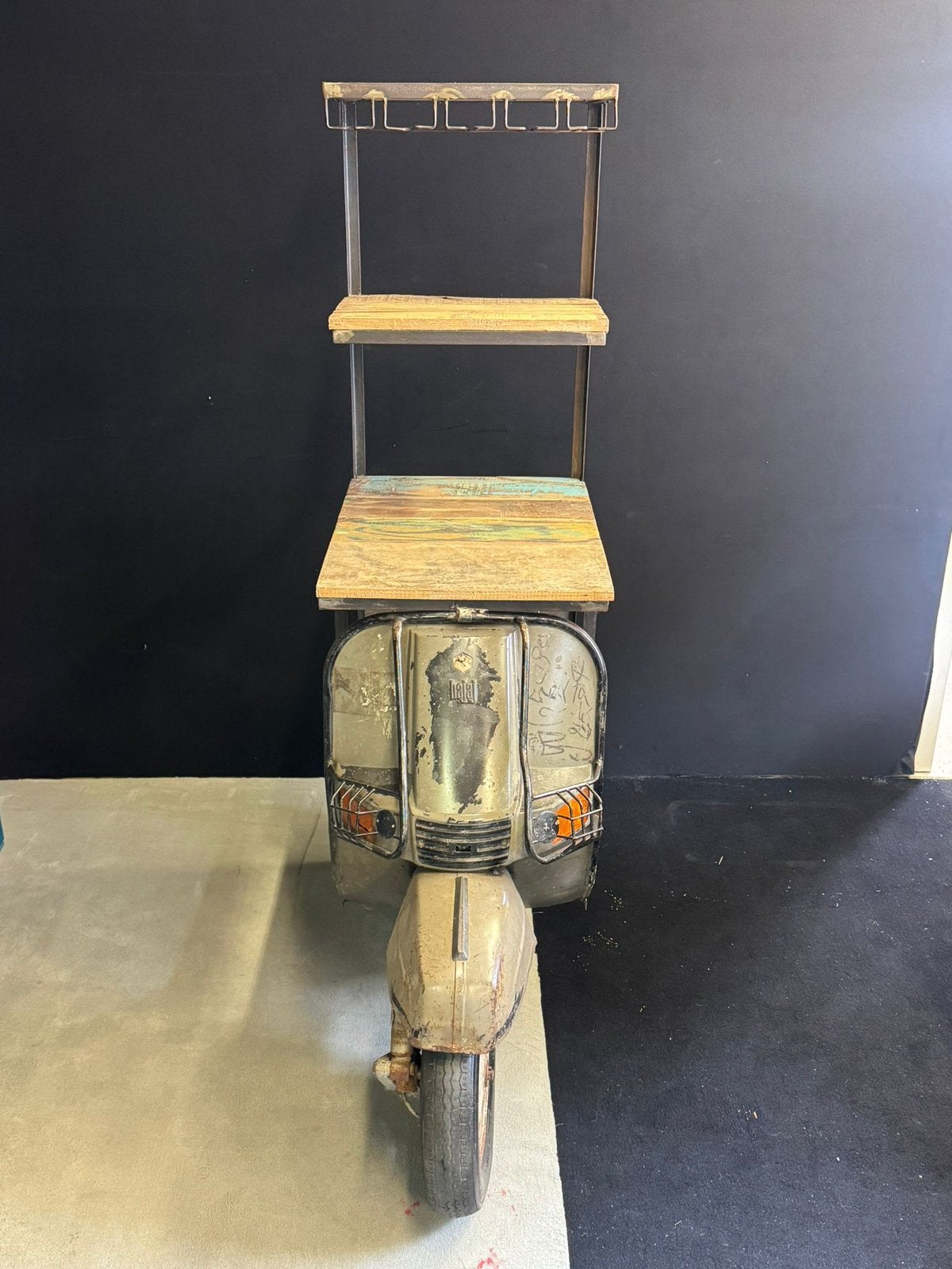 Retro scooter wijnrek, Ophalen, 5 tot 15 flessen, Nieuw, 75 – 100
