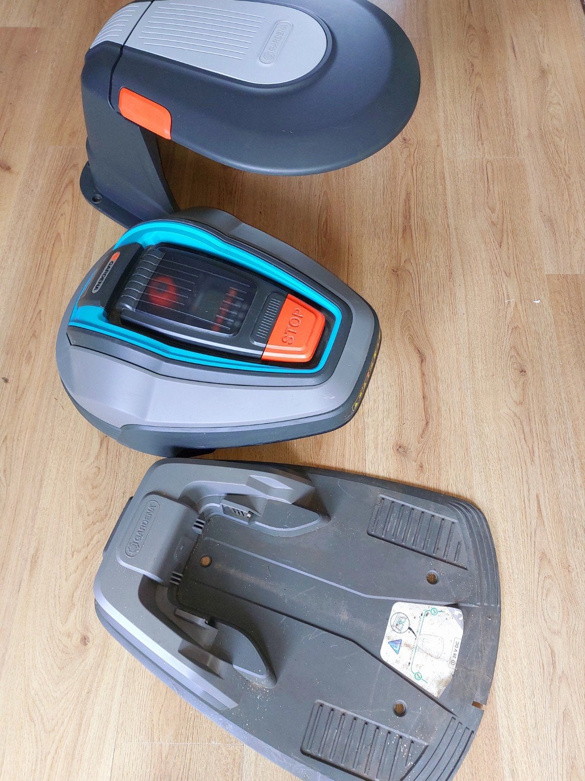 Gardena R45Li Robotmaaier met Laadstation en Accessoires, Tuin en Terras, Grasmaaiers, Cirkelmaaier, Gebruikt, Minder dan 30 cm