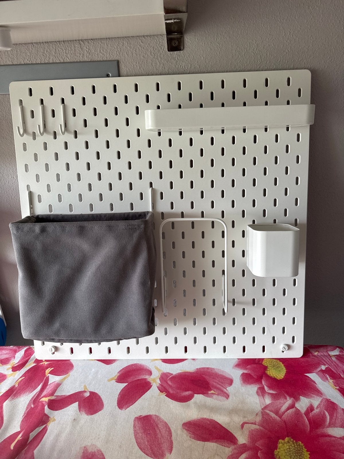 IKEA SKÅDIS Opbergbord met accessoires - Wit, Huis en Inrichting, Woonaccessoires | Overige, Ophalen, Kunststof, Zo goed als nieuw