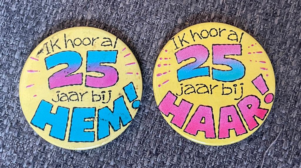 Set van 2 buttons: 25 jaar bij HEM! en 25 jaar bij HAAR!, Verzamelen, Speldjes, Pins en Buttons, Ophalen of Verzenden, Zo goed als nieuw