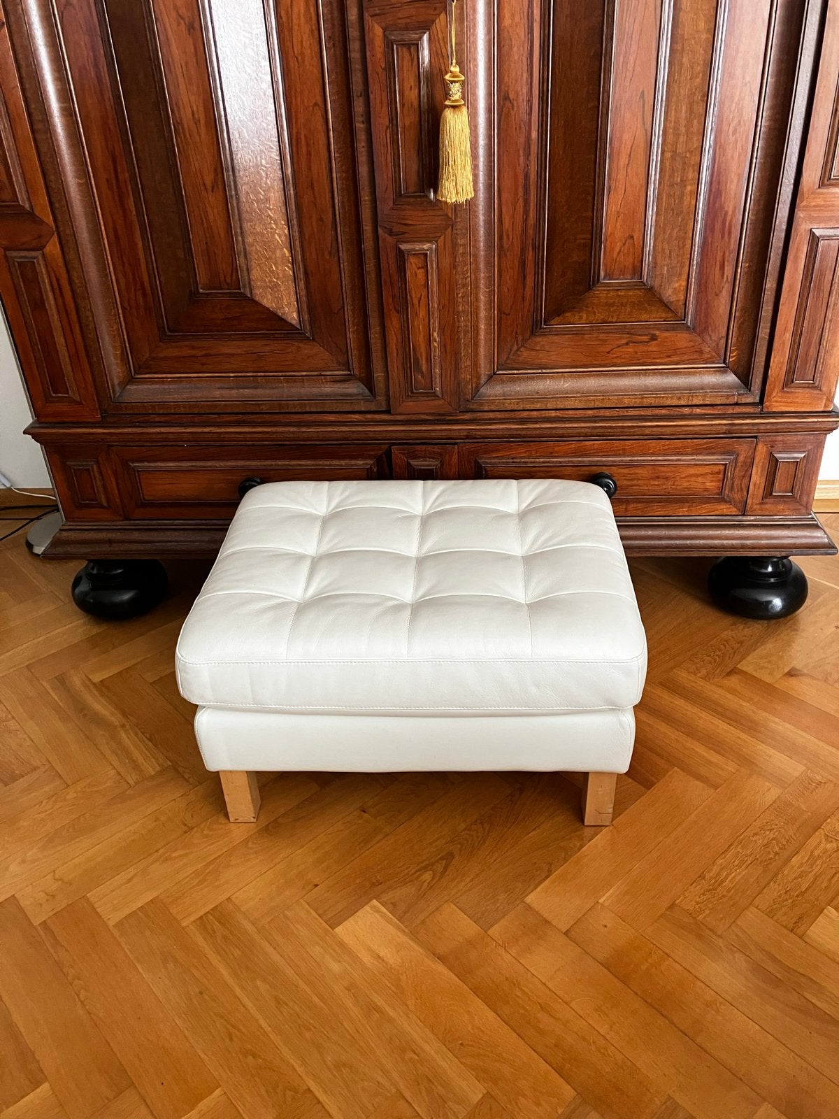 Witte lederen hocker met licht houten voet, Huis en Inrichting, Banken | Voetenbanken en Poefen, Ophalen, 50 tot 75 cm, Leer, Zo goed als nieuw
