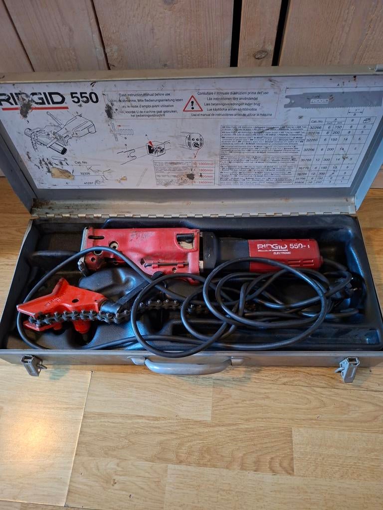 RIDGID 550-1 Elektrische Pijpsnijder in Koffer, Doe-het-zelf en Verbouw, Gereedschap | Overige machines, Ophalen, Gebruikt