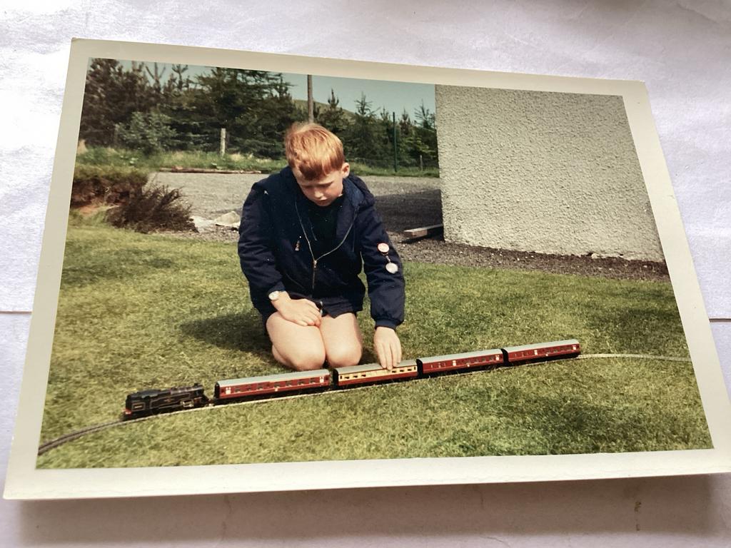 Vintage foto jongen met modeltrein in de tuin 9x11 cm, Ophalen of Verzenden, Gebruikt
