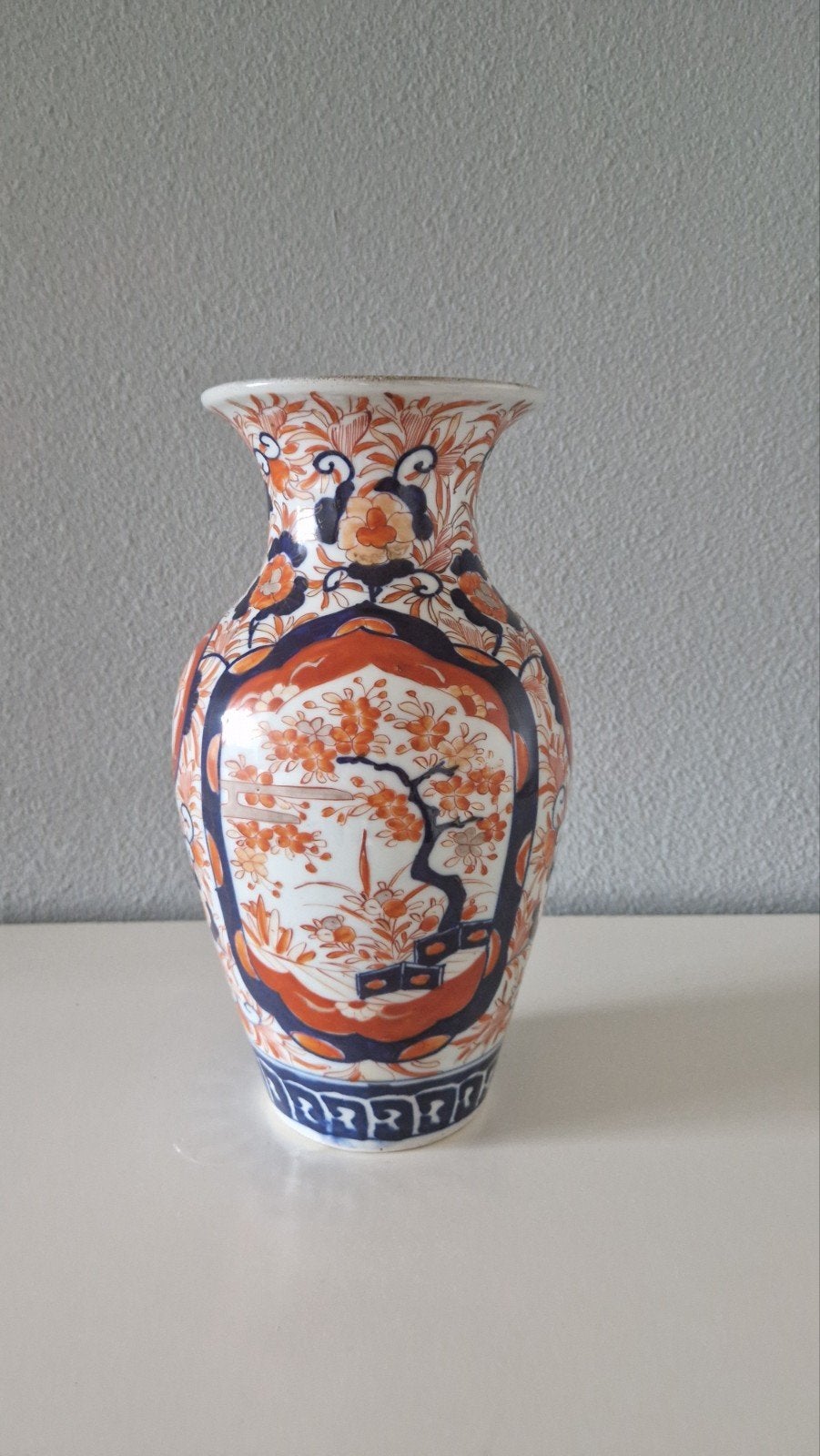 Prachtige Imari vaas, 31 cm hoog, met gedetailleerd decor, Ophalen